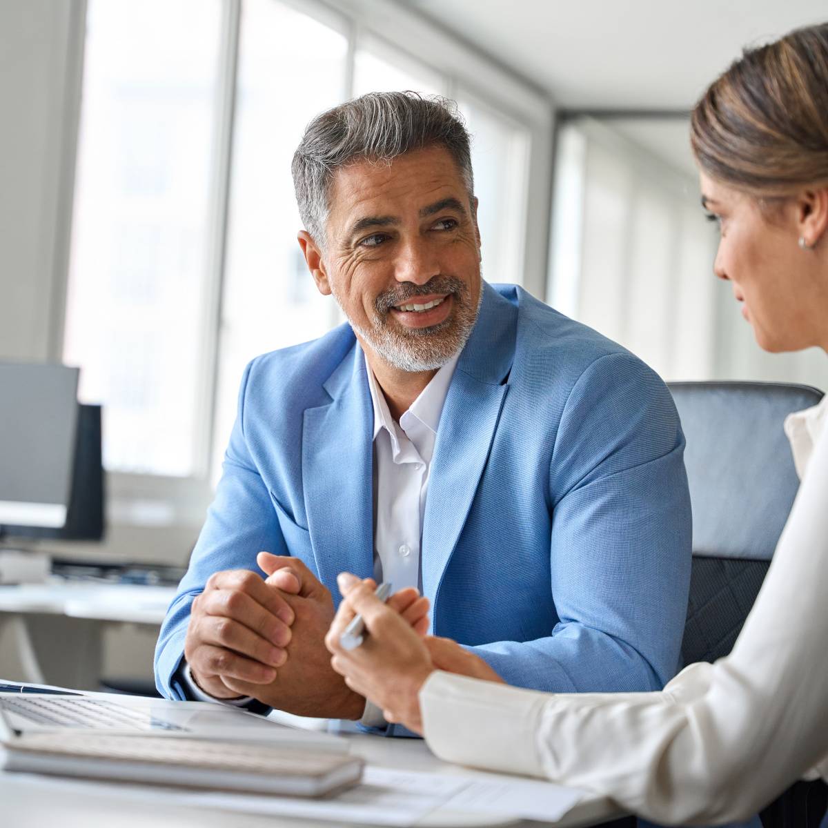 デスクで打ち合わせする男女