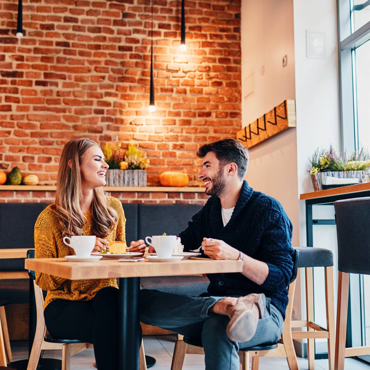 カフェでデートする男女