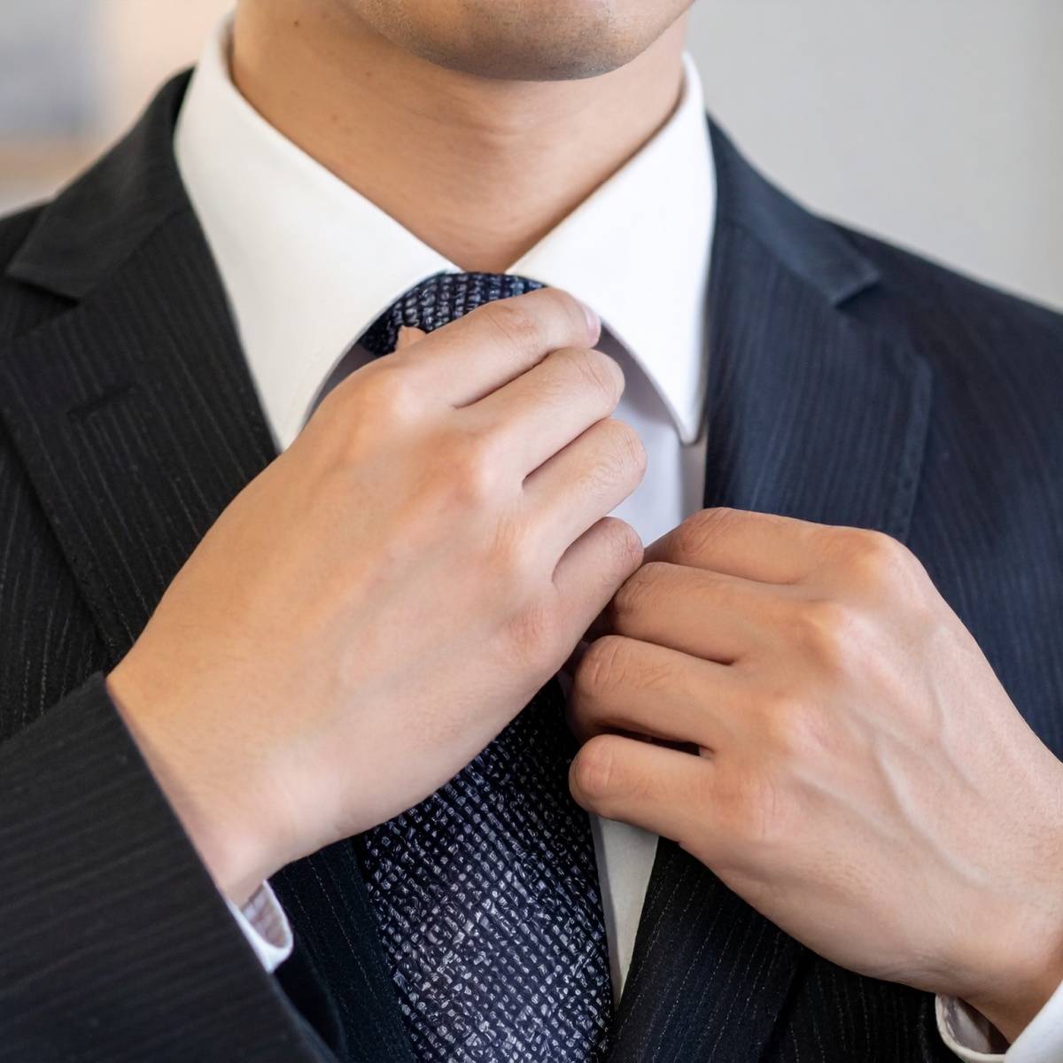 ネクタイを締める人