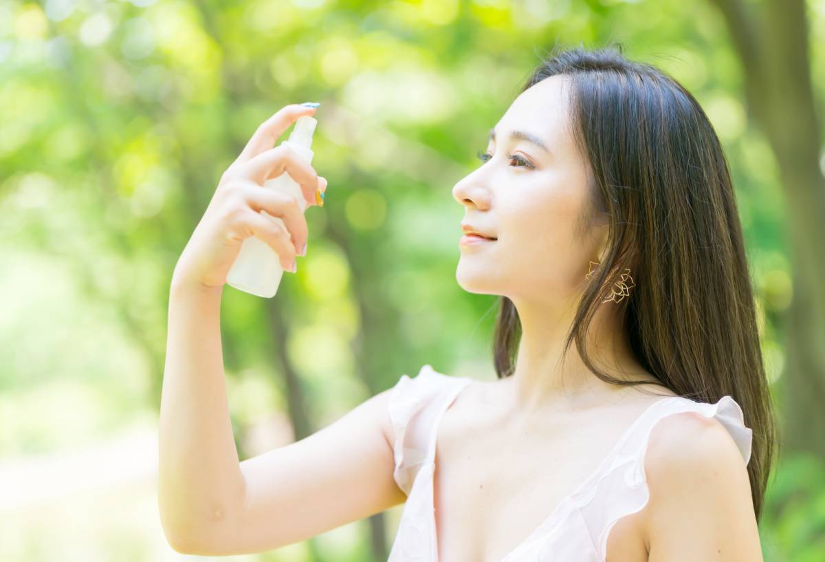 メイクキープスプレーを使う女性