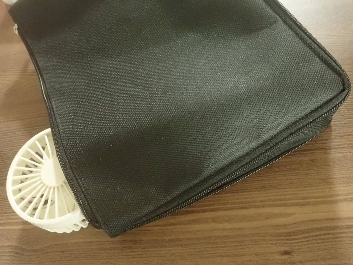 ダイソーのマチが広がるファブリックケース(A5、ブラック、グレー)