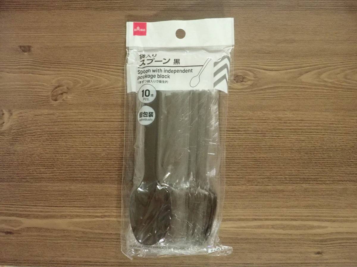 ダイソーの袋入りスプーン(黒、10本)