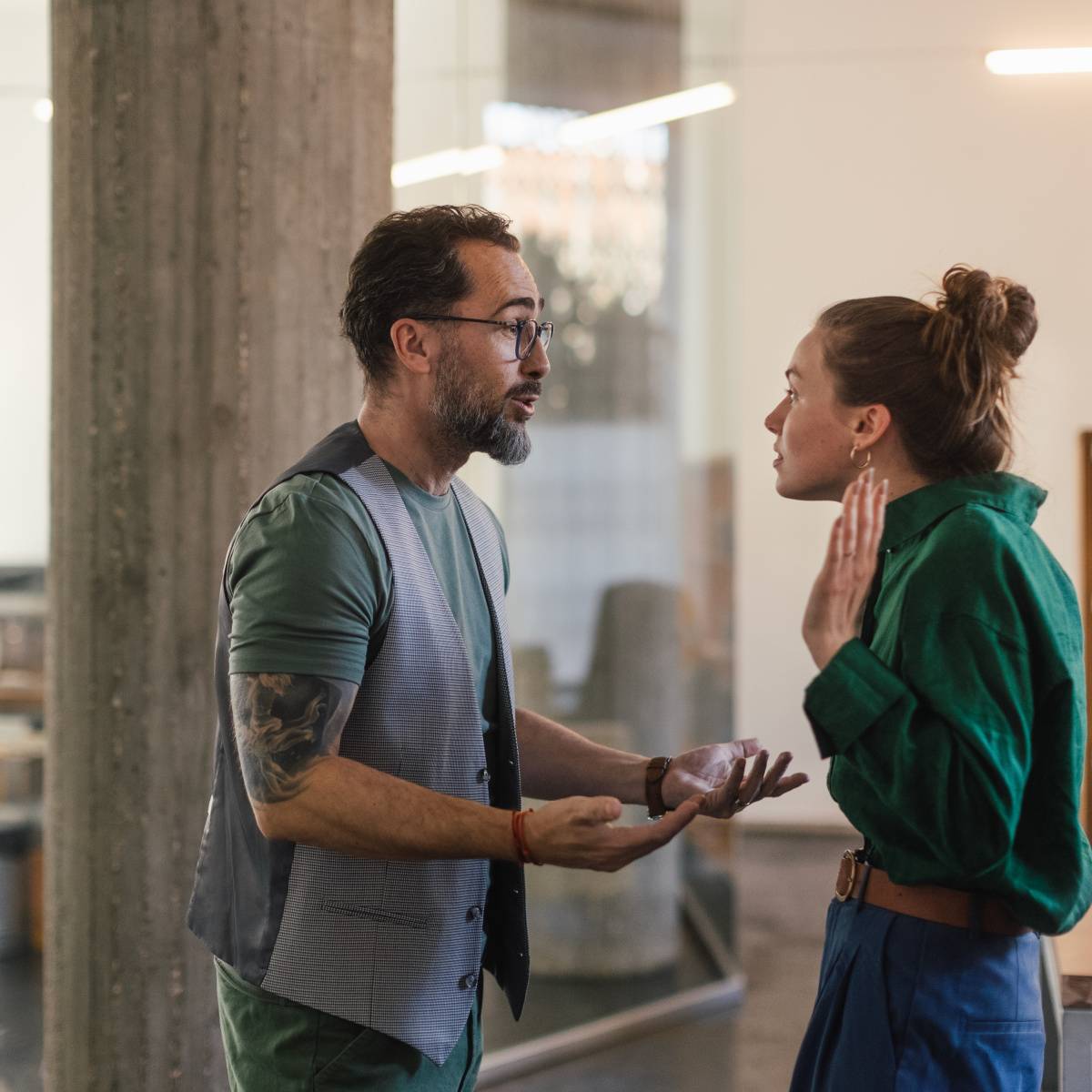 言い合いする男女