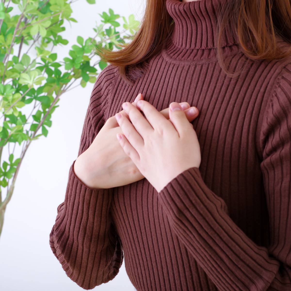 胸に手を当てる人