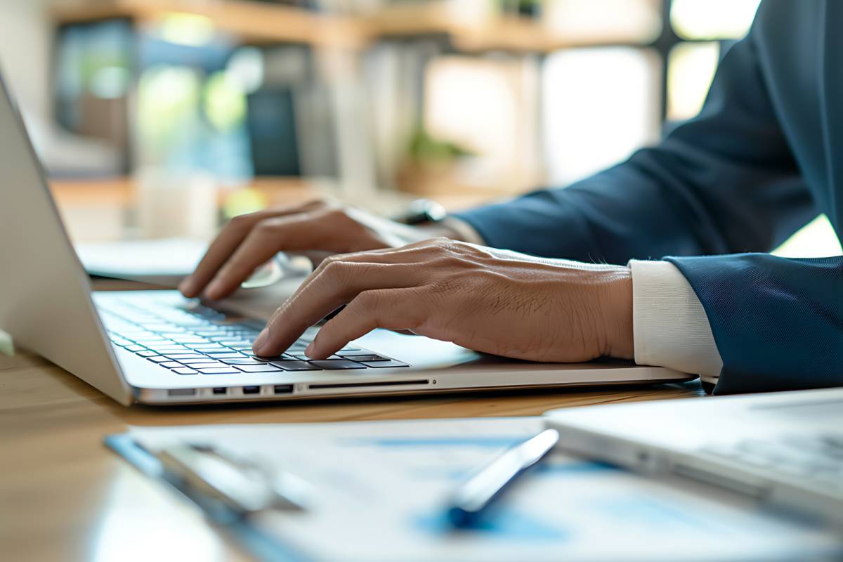 パソコン作業する人