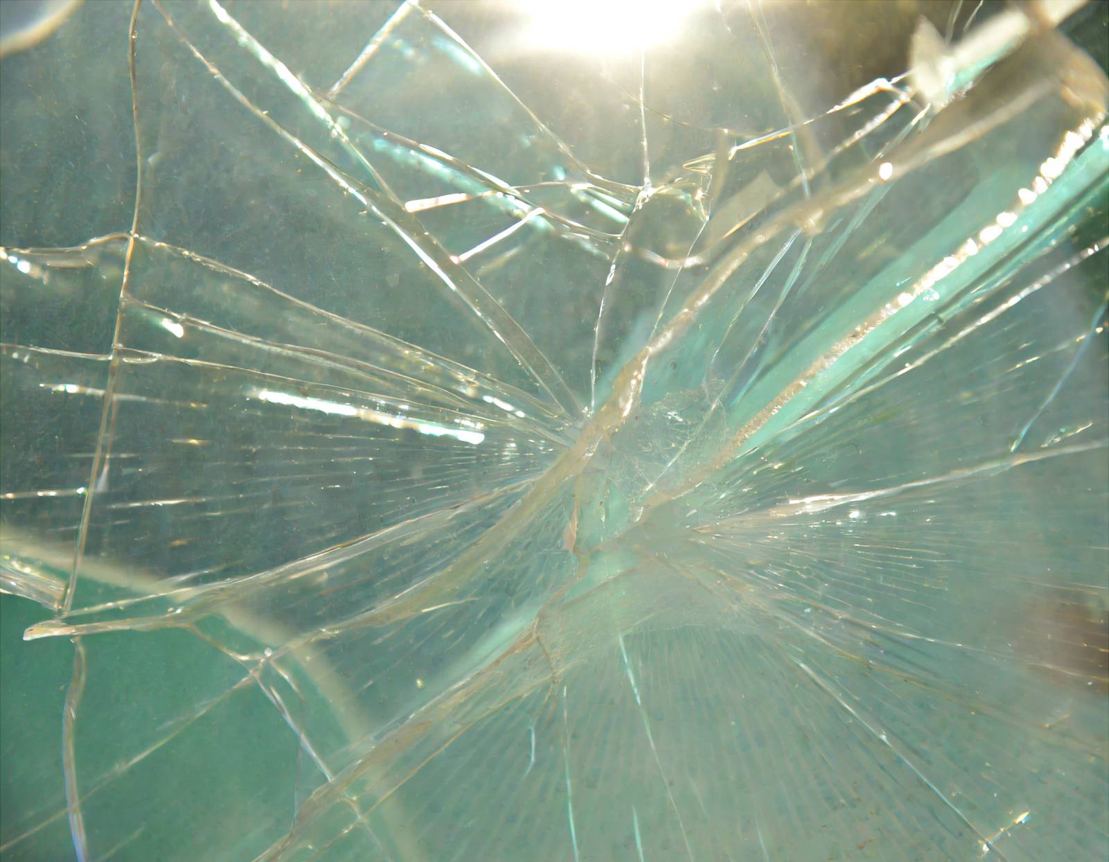 南　運気　下がる　割れたガラス