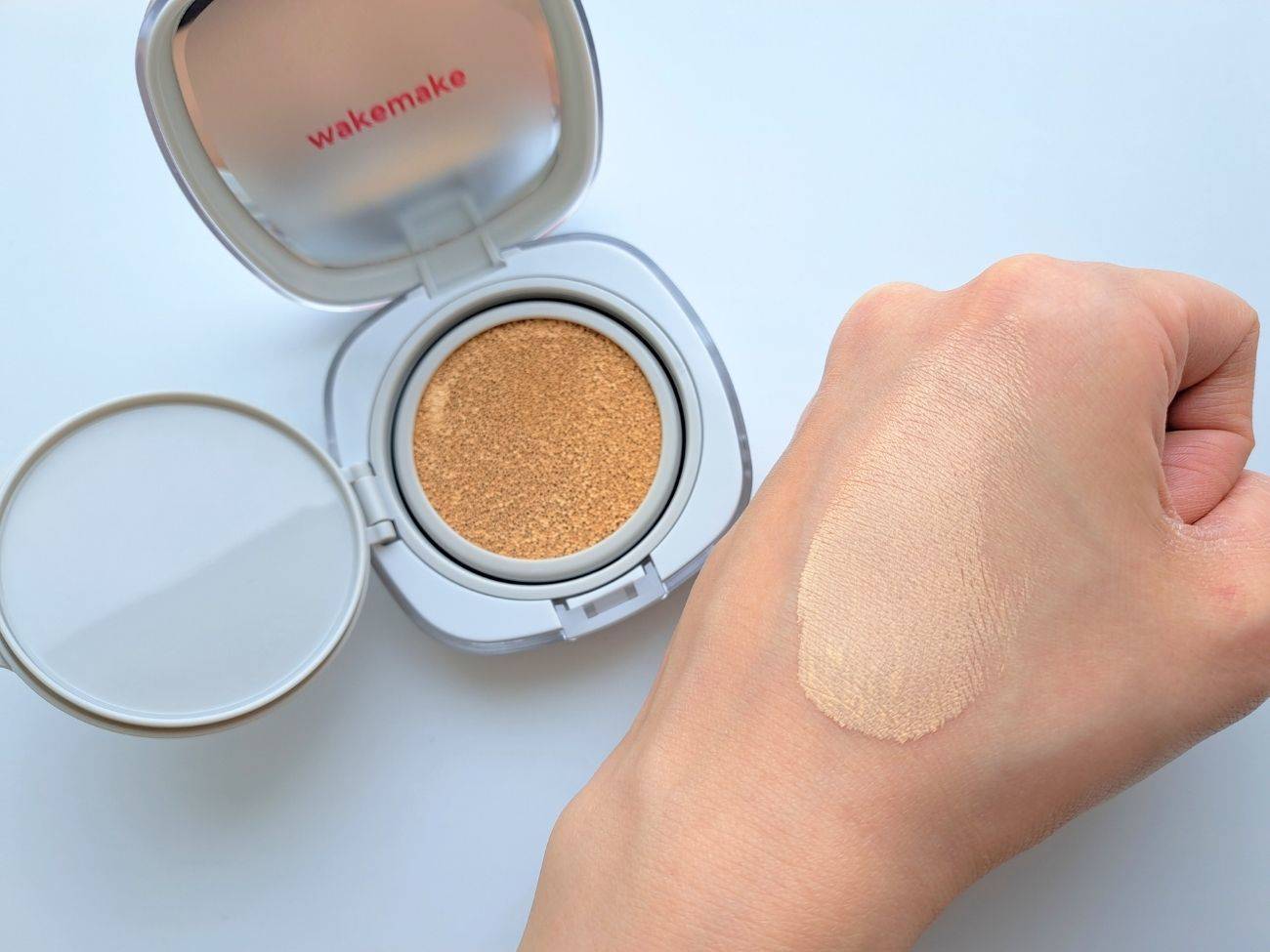 WAKEMAKE(ウェイクメイク) シームレスウェアクッション 22Nの手元スウォッチ