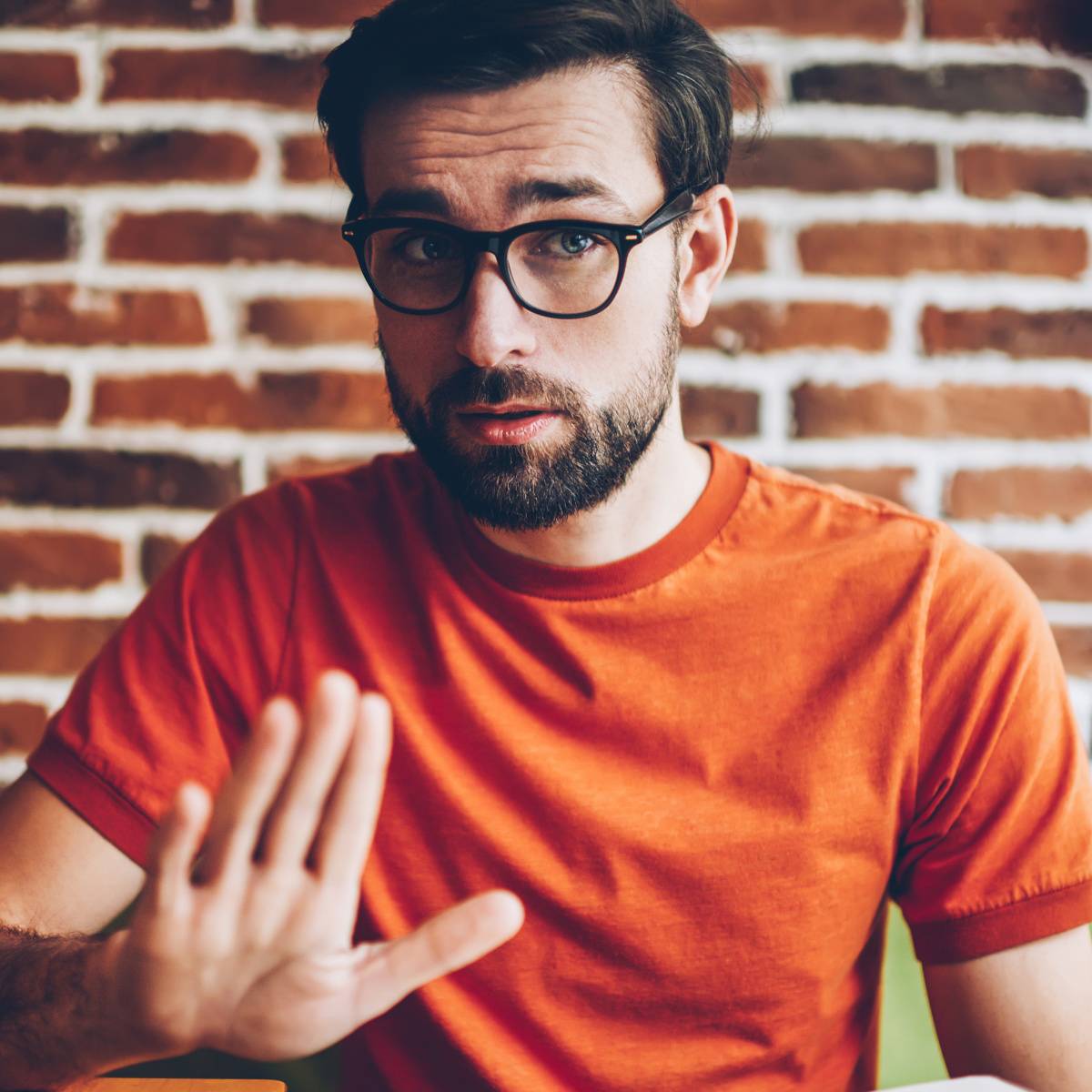 手を出して断る男性