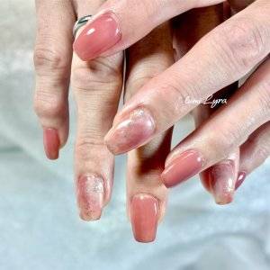 【2025年8月】一気に垢抜けちゃうよ。最新コーラルピンクネイル5選