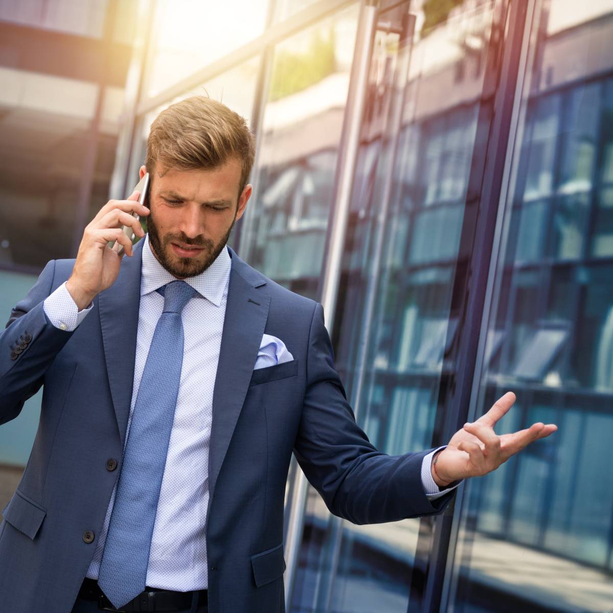 外で電話しながら怒る男性