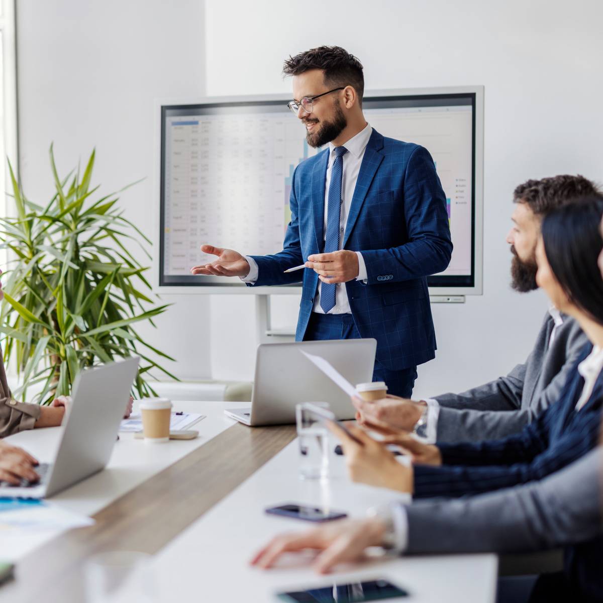 会議で意見を聞く男性