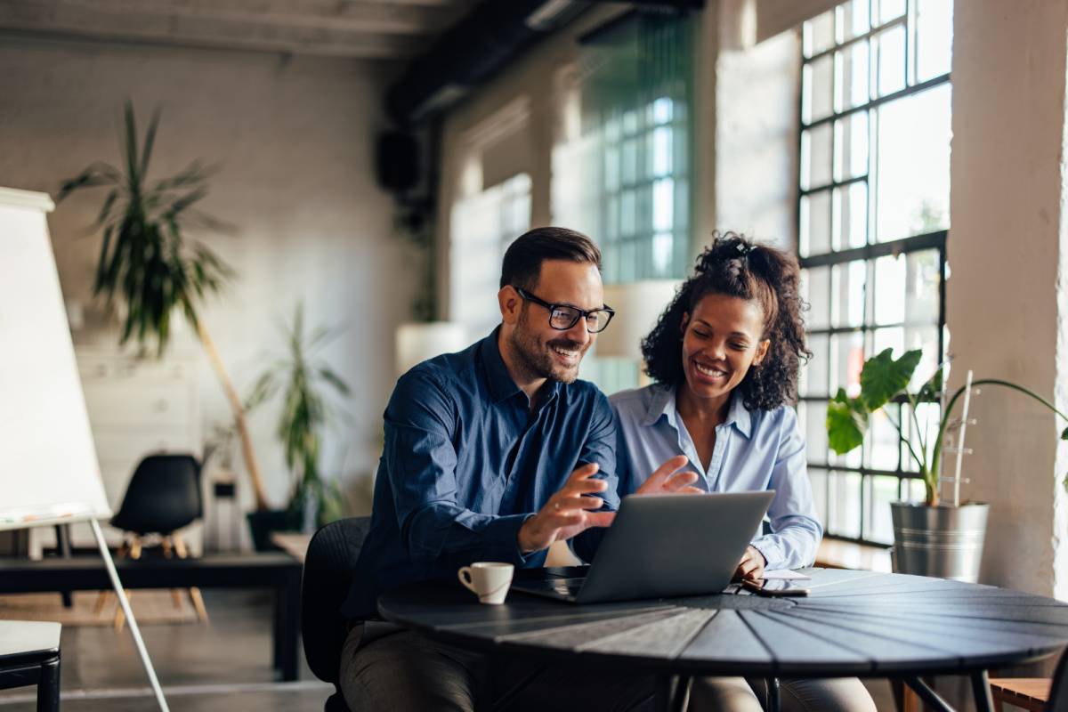 パソコンを見ながら話し合う男女