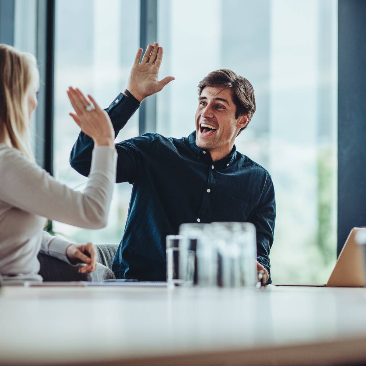 笑顔でハイタッチする男性