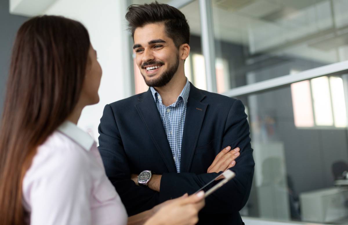 同僚と笑顔で話す男性