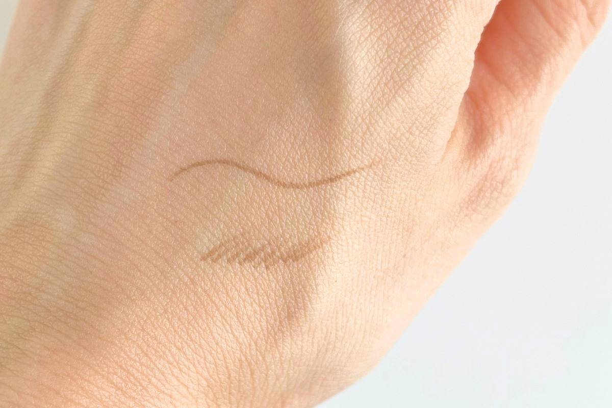 CEZANNE 超細芯アイブロウ 03 ナチュラルブラウンの色味