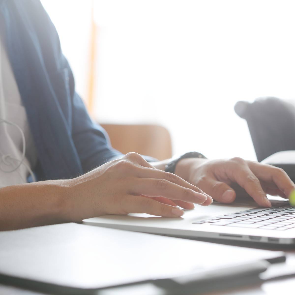 パソコンを操作する人