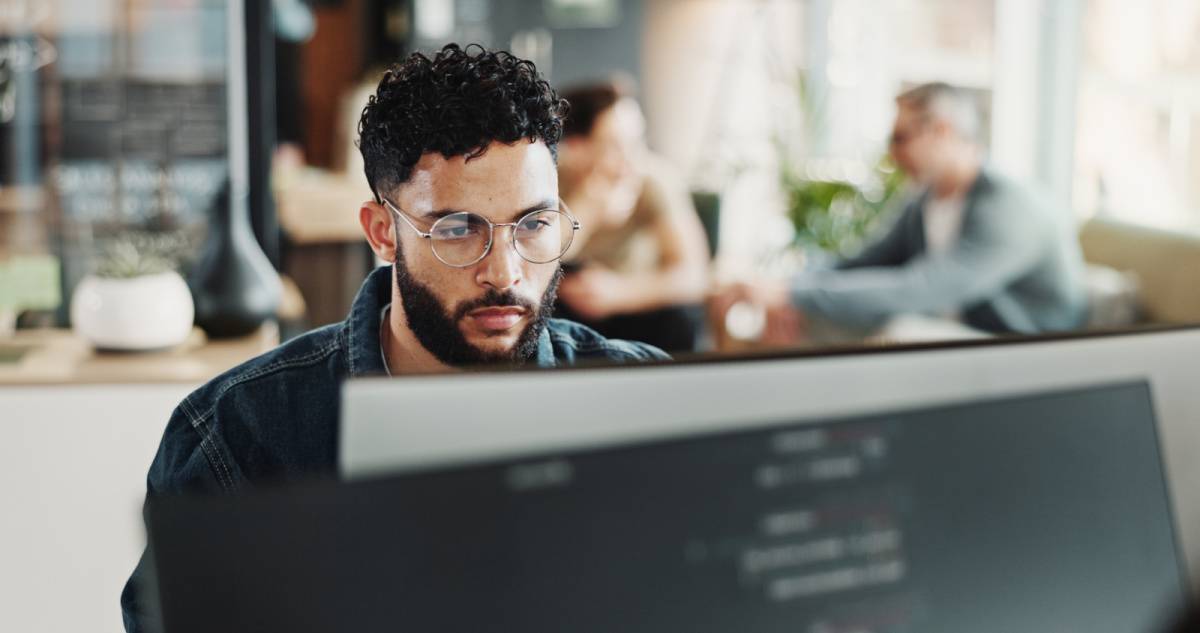 黙々と仕事する男性