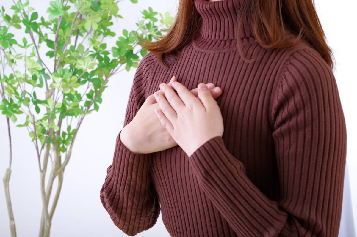 胸に手を当てる人