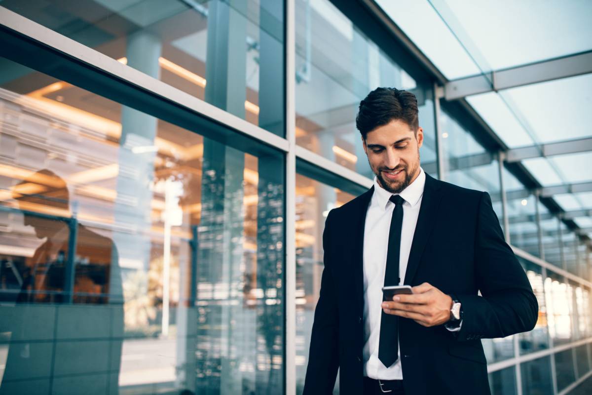 スマートフォンを見ながら歩く男性