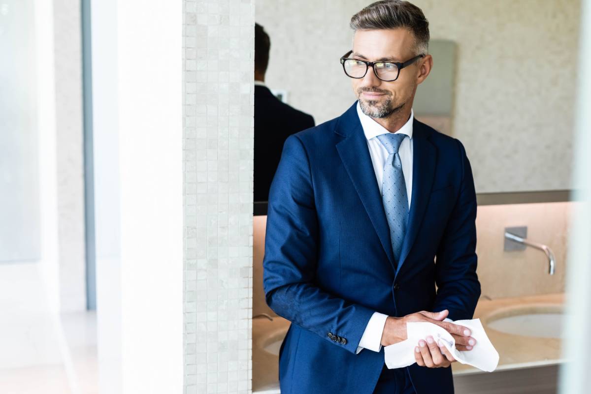 ハンカチで手を拭くスーツの男性