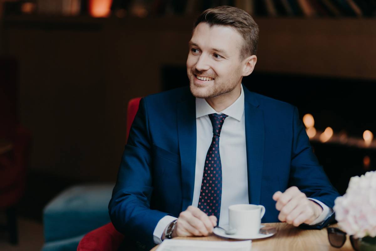 コーヒーを飲む男性