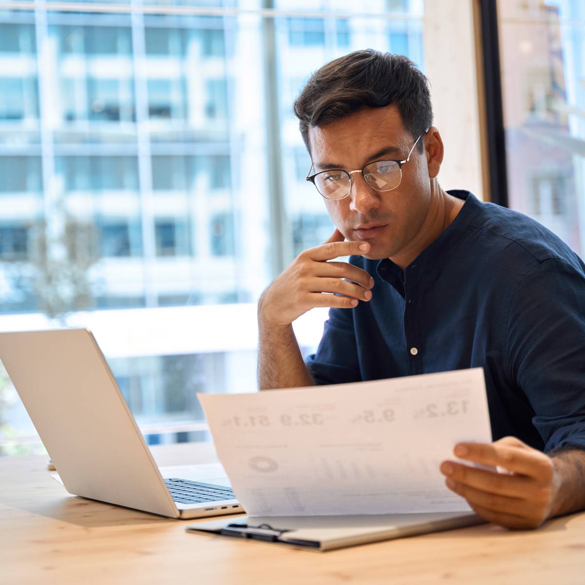 書類を確認する男性