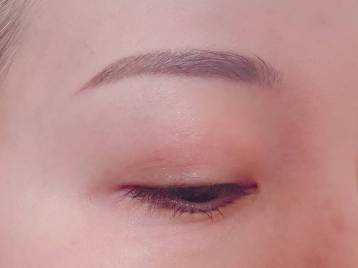 nake ネイク3in1 アイブロウ 01 ナチュラルブラウン ニュアンスオンアイブロウ 01 ウォームブラウン 塗布後 自眉 筆者顔