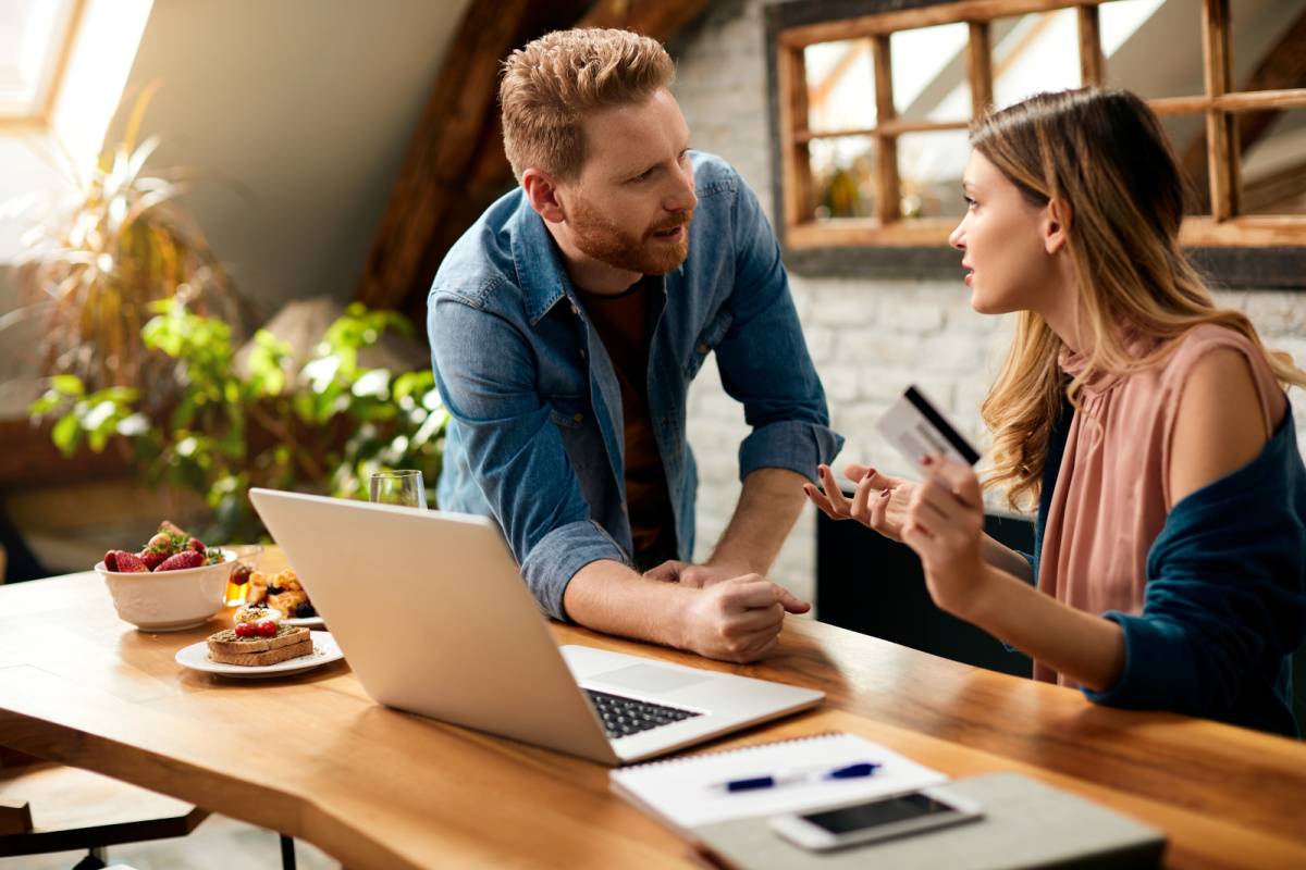 言い争うカップル