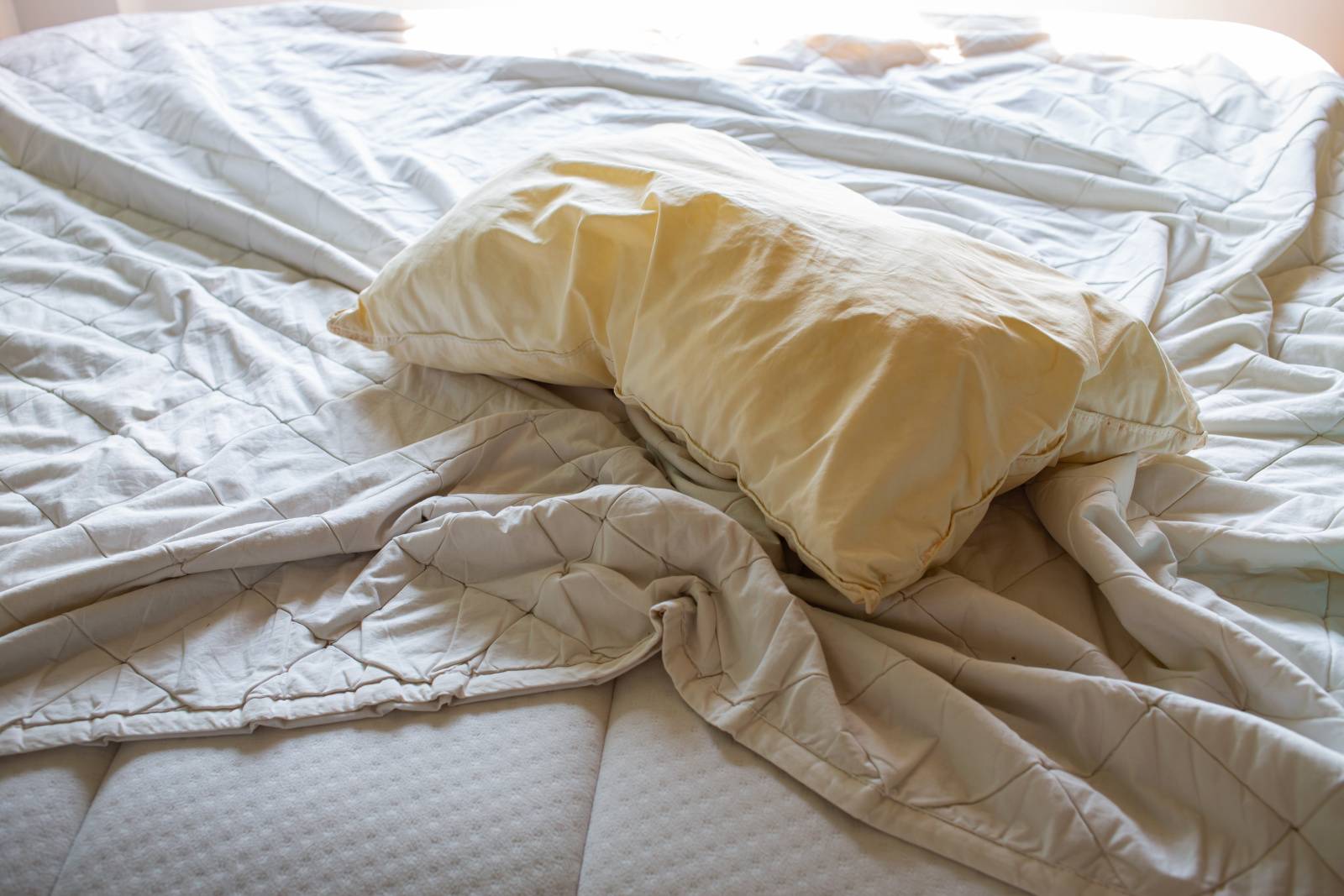 寝室　運を逃す　シーツ　汚れている