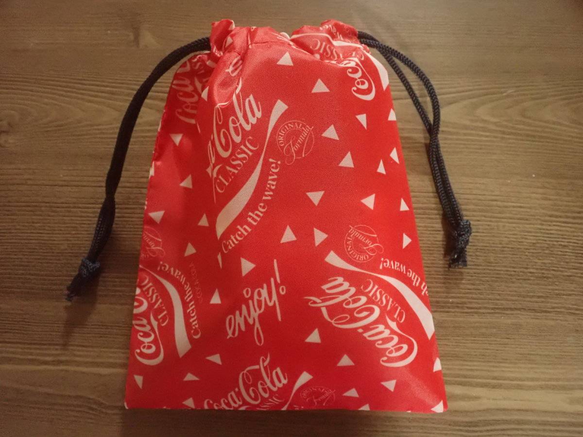 ダイソーの縦長巾着袋(コカ・コーラ、SSCE)