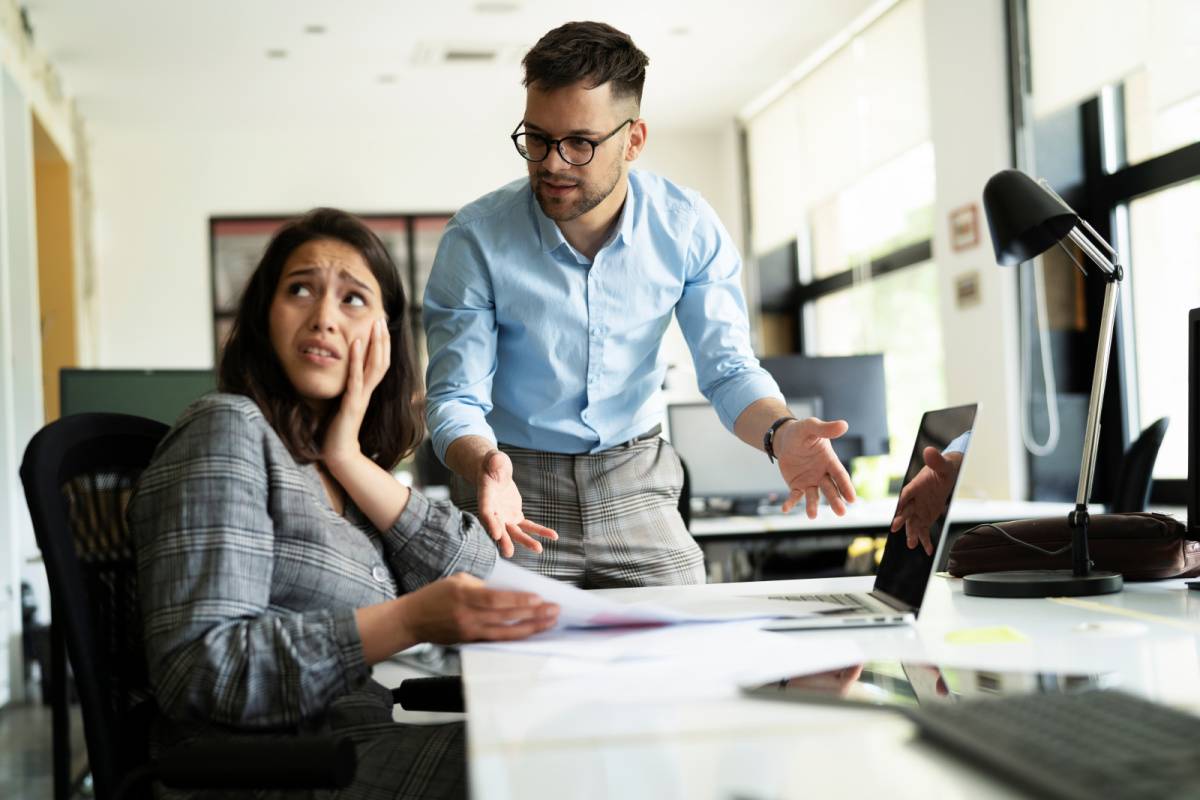 同僚の女性と言い合いをする男性