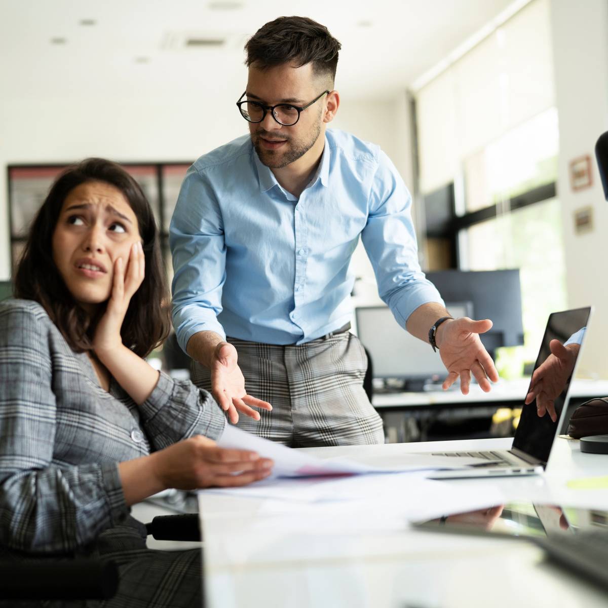 同僚の女性と言い合いをする男性
