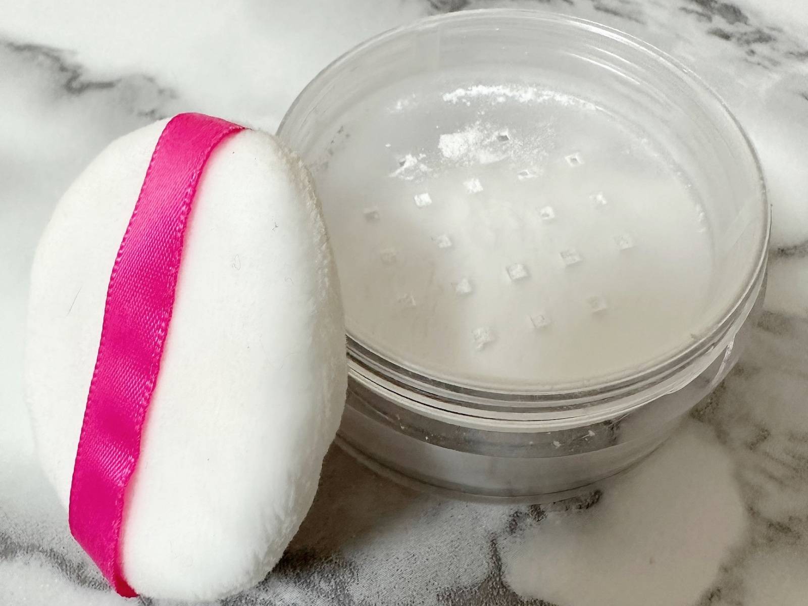 メイクキープパウダーの蓋を開けた外観