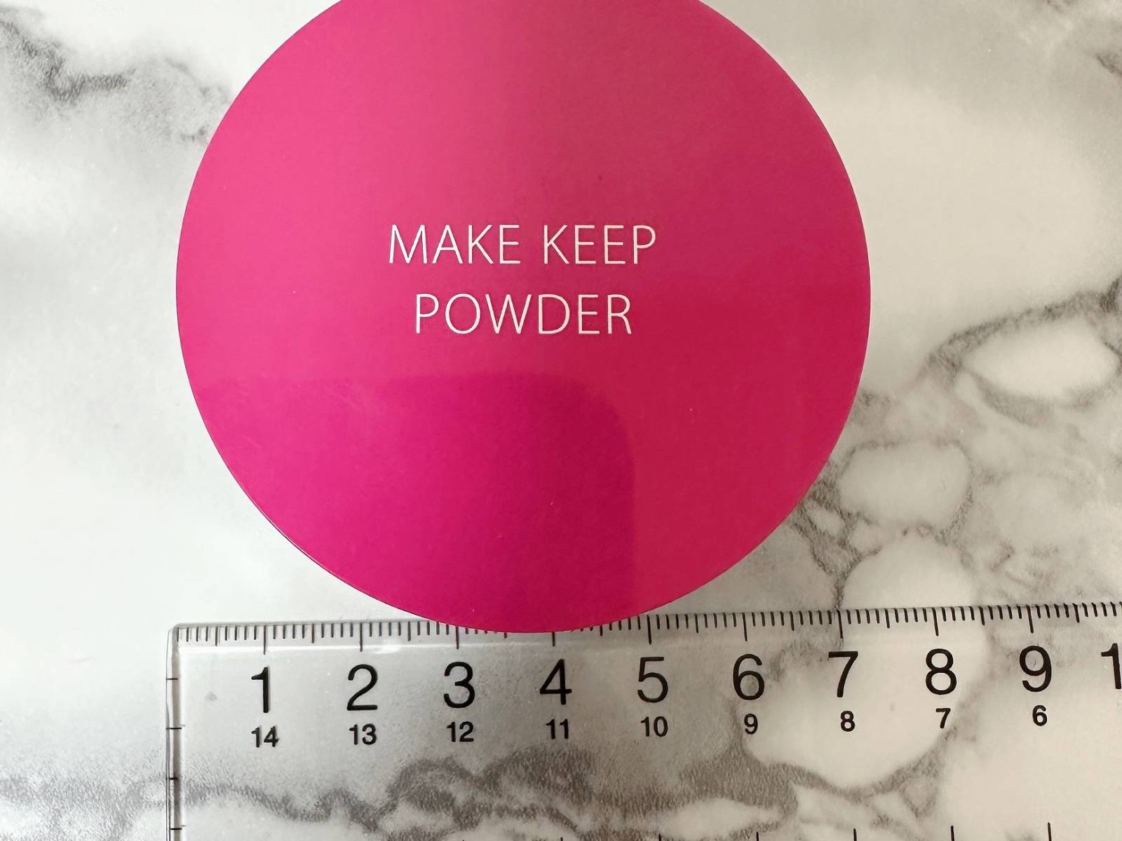 メイクキープパウダーと定規を並べた画像