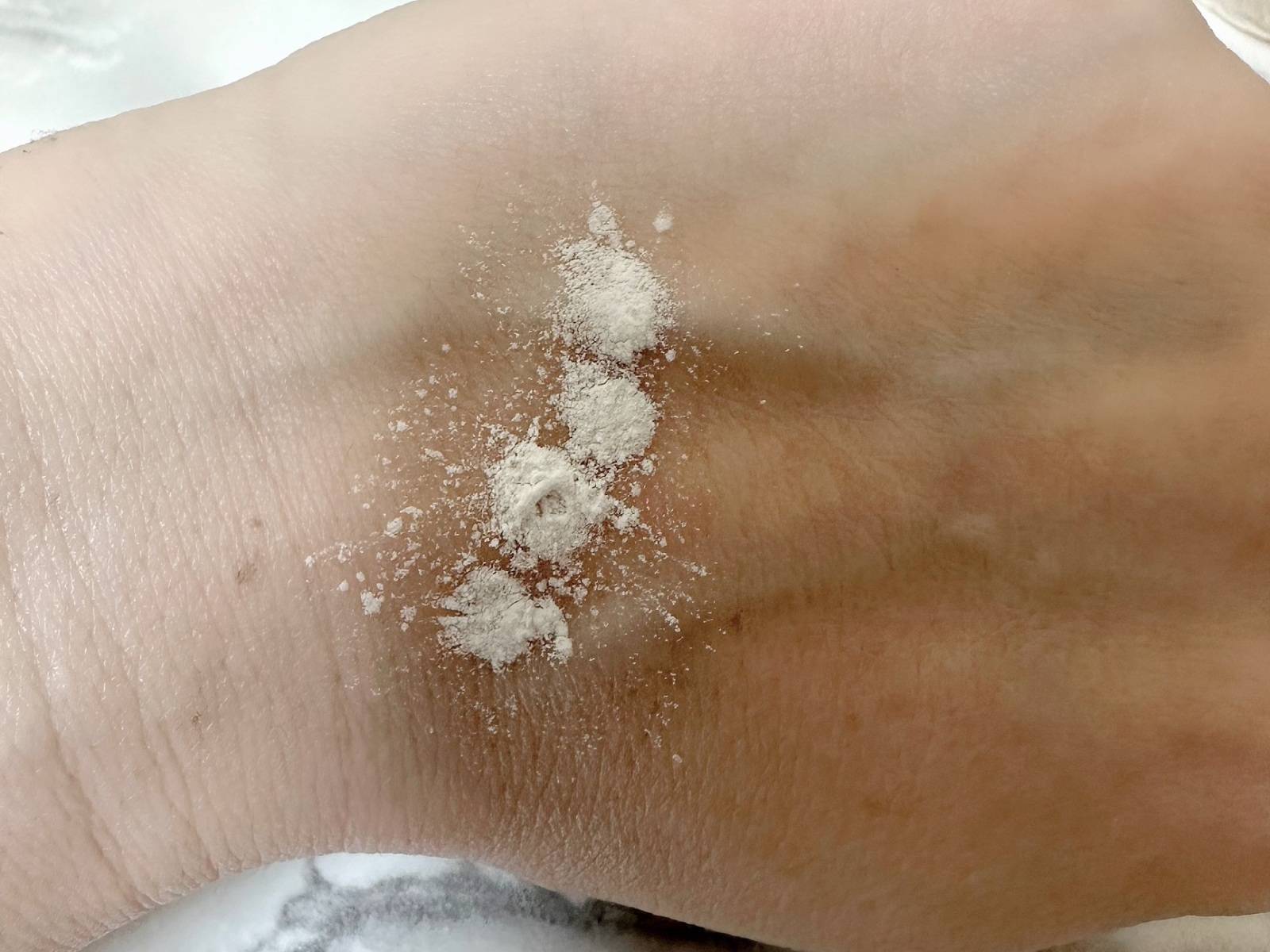 メイクキープパウダーを手の甲に出した画像