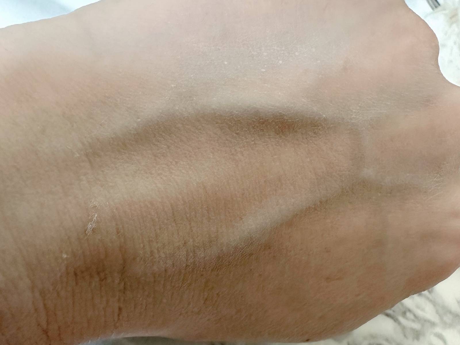 メイクキープパウダーを手の甲に伸ばした画像