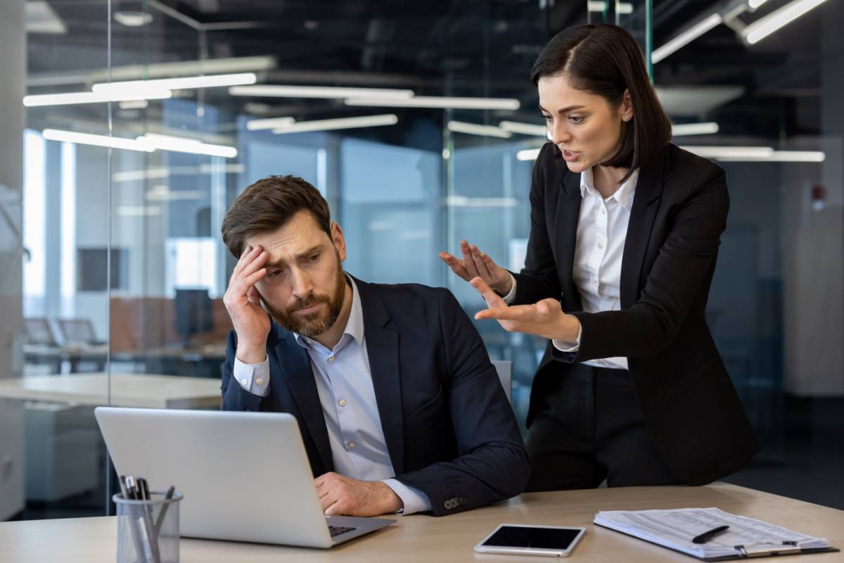 上司に指導される男性