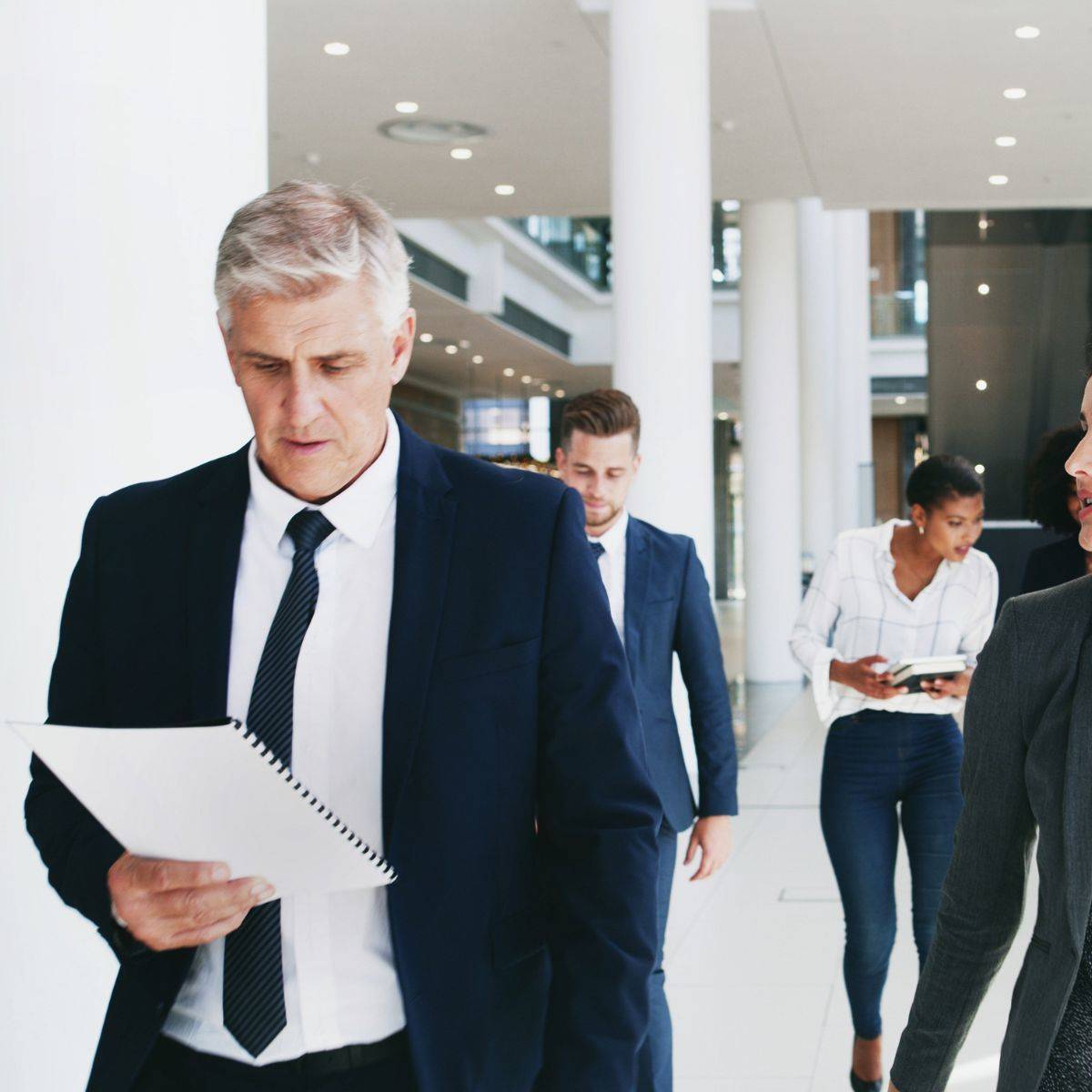 歩きながら話す男女