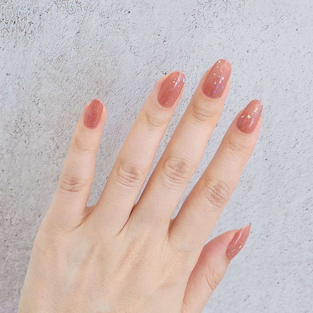 くすみローズのきらめきネイル