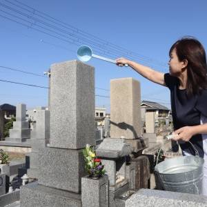 【お墓参り】知らずにやってる人が多そう……。『絶対にやってはいけない行動』