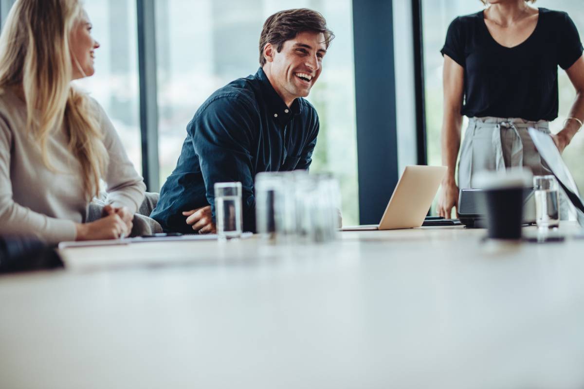 和やかに話し合う男女