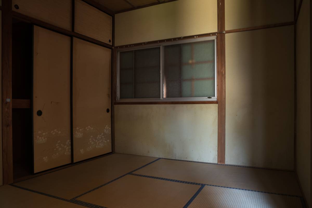 古い窓のある和室