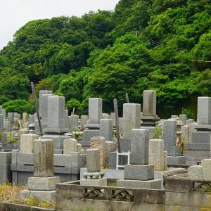 【お墓参り】ご先祖さまが悲しむ……？お墓参りで避けるべき行動5選【お盆】