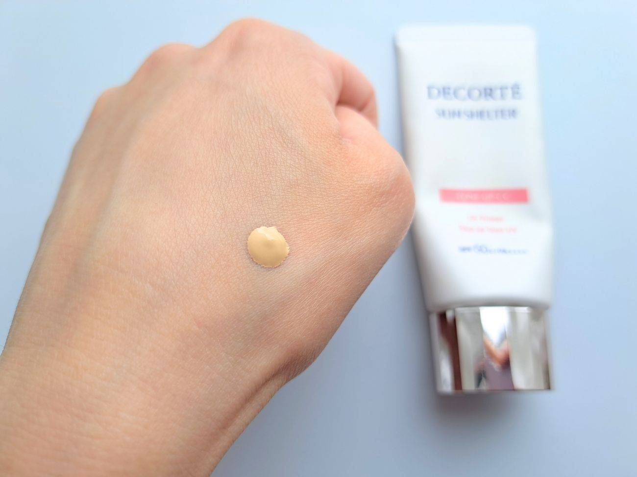 DECORTÉ(コスメデコルテ) サンシェルター マルチ プロテクション トーンアップCC 01 ライトベージュの手元スウォッチ①