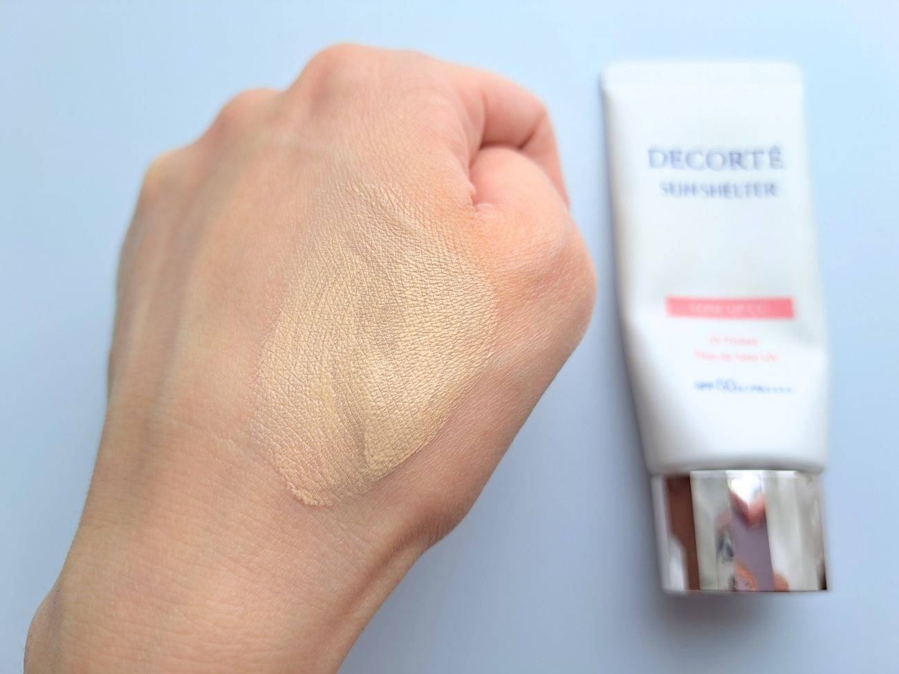 DECORTÉ(コスメデコルテ) サンシェルター マルチ プロテクション トーンアップCC 01 ライトベージュの手元スウォッチ②