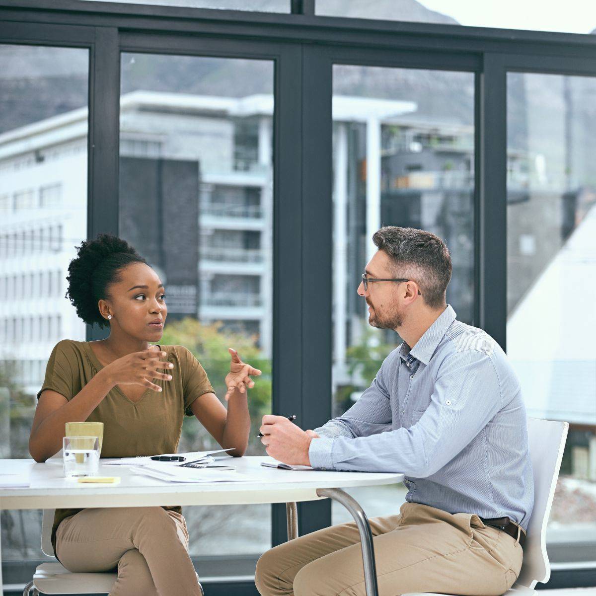 打ち合わせする男女