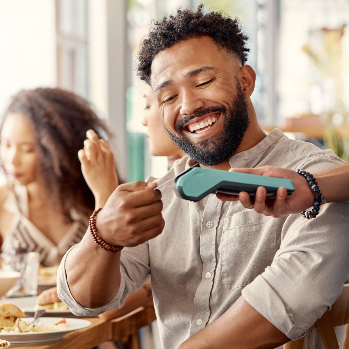 食事代を支払う男性