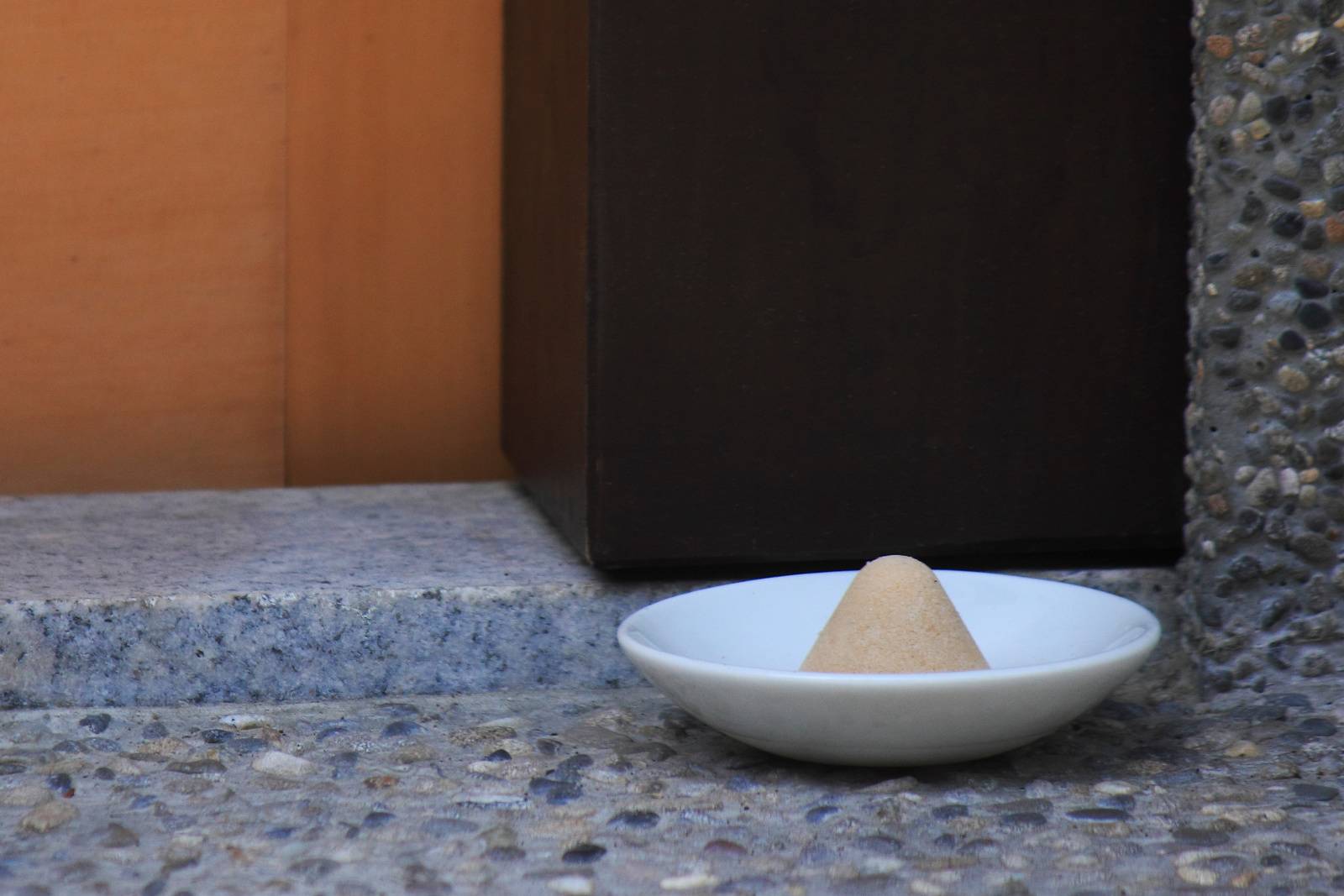 バルコニー　魔除け　盛り塩