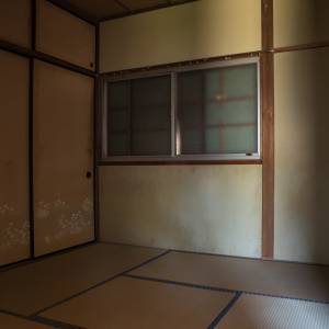  古い窓のある和室 