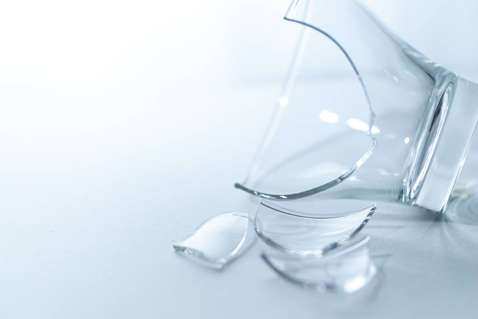 北東　運を逃す　割れた食器